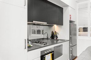 Apartment | Private kitchen - 1-bed Unit With Alfresco Dining and BBQ (Sydney)