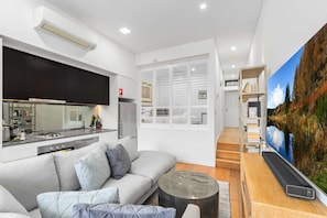 Living area - 1-bed Unit With Alfresco Dining and BBQ (Sydney)