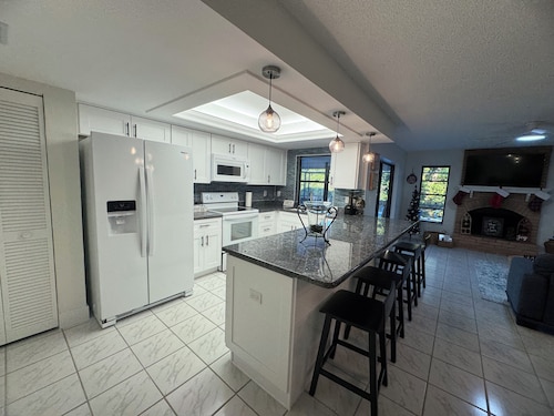 JUST REMODELED BEAUTIFUL POOL HOME! ONLY 3 MILES from Ft Myers Beach/Sanibel.