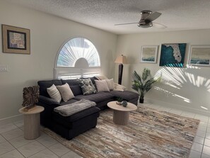 Smart TV, books - JUST REMODELED BEAUTIFUL POOL HOME! ONLY 3 MILES from Ft Myers Beach/Sanibel. (Fort Myers)