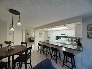 Fridge, microwave, oven, stovetop - JUST REMODELED BEAUTIFUL POOL HOME! ONLY 3 MILES from Ft Myers Beach/Sanibel. (Fort Myers)