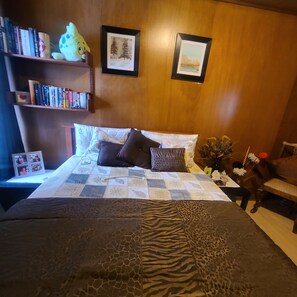 WiFi, bed sheets - Most Beautiful Street in Town! Walk to everything! Go bus at the front door! (Brampton)