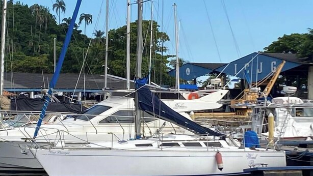 Una marina con diverse barche a vela ormeggiate.