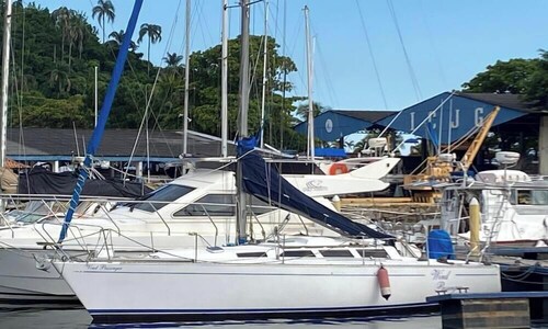 Sailing yacht 36 (11m) Cruiser Race. Relatively comfortable for overnight stays and good sailing trips.