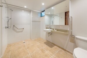 Departamento Deluxe | Baño | Regadera, secadora de cabello, toallas, jabón 