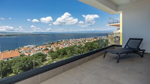 A balcony with a view of a coastal town and sea. - Villa Vista (Crikvenica)