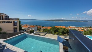 A rooftop pool with a clear view of the sea and surrounding buildings. - Villa Vista (Crikvenica)