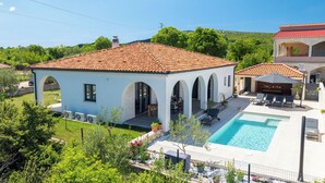 A villa with a swimming pool, outdoor seating, and a garden. - Villa Olivarum (Stankovci)