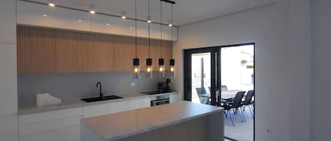Biệt thự | Bếp riêng | Tủ lạnh, lò nướng, bếp nấu, máy rửa bát
