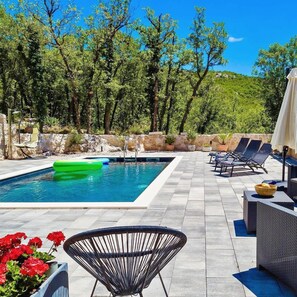 Outdoor pool, pool umbrellas, pool loungers - Villa Andrea (Zagvozd)