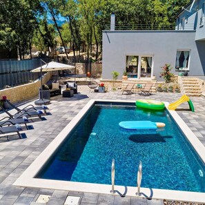 Outdoor pool, pool umbrellas, pool loungers - Villa Andrea (Zagvozd)