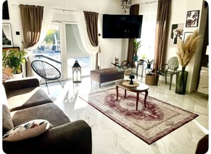 Villa | Sala de estar | Una chimenea