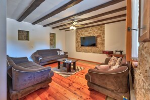 Villa | Living room | Fireplace, DVD player