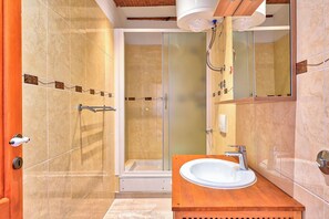 Villa | Badkamer | Een douche
