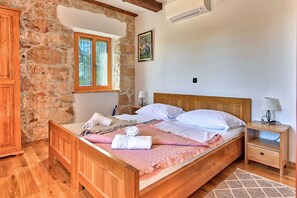 Villa | Iron/ironing board, free WiFi