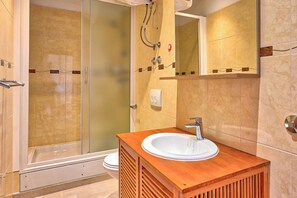 Villa | Badkamer | Een douche