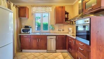 Villa | Eigene Küche | Kühlschrank, Mikrowelle, Ofen, Herdplatte