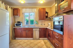 Villa | Private kitchen | Fridge, microwave, oven, stovetop - Villa Ines (Labin)
