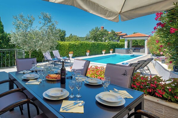 Outdoor dining - Villa Ines (Labin)