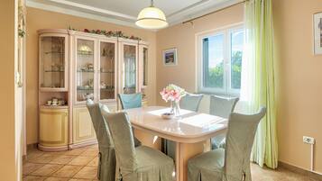 Villa | Dining