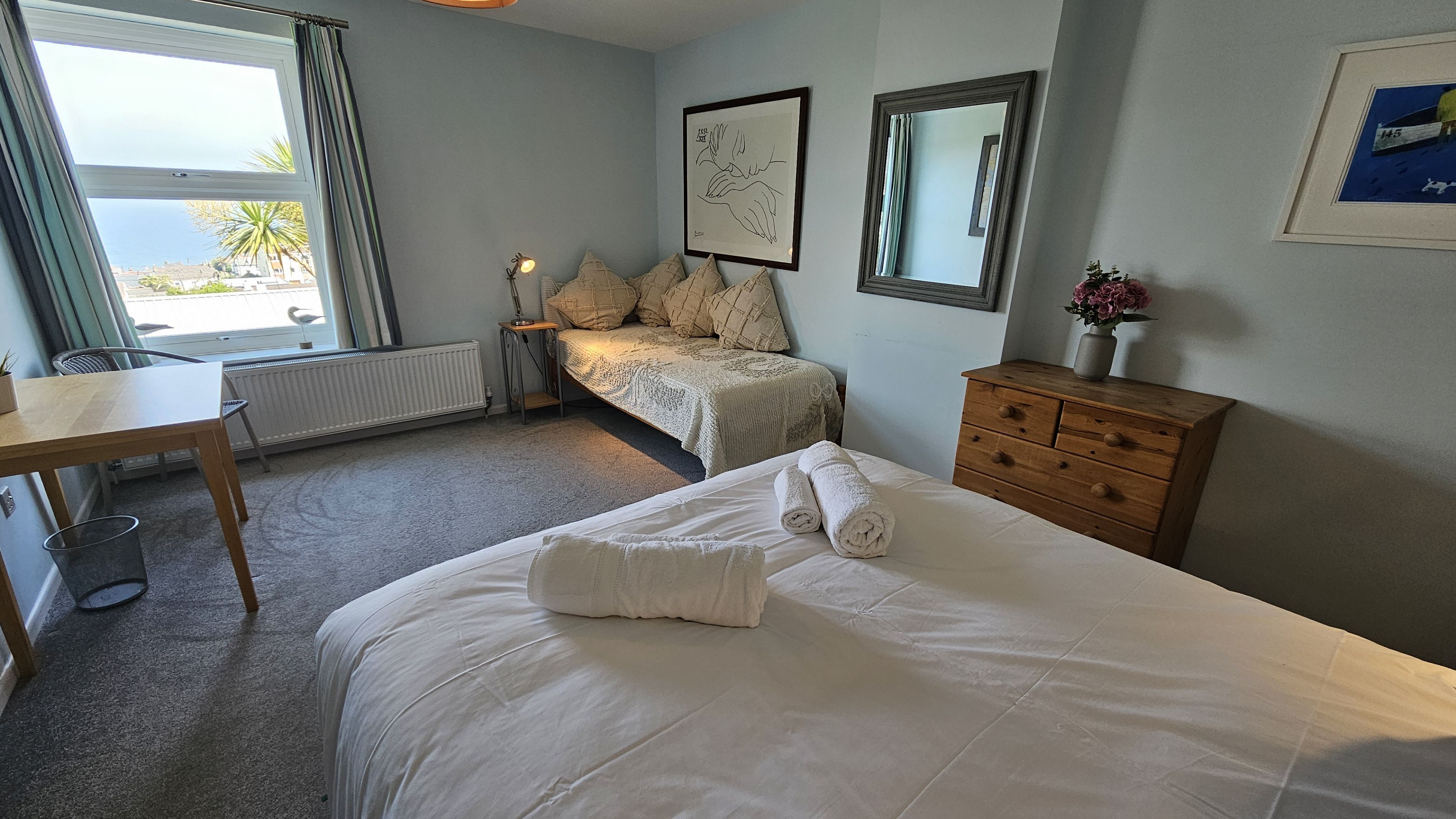 Een strijkplank/strijkijzer, reisbedje, wifi, beddengoed