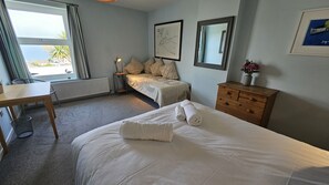 Een strijkplank/strijkijzer, reisbedje, wifi, beddengoed