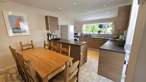 Réfrigérateur, micro-ondes, four, lave-vaisselle