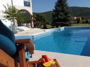 Outdoor pool, a heated pool - Villa Almas (Muc)