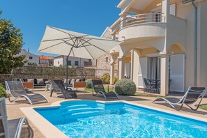 Outdoor pool, pool umbrellas - Villa Holiday Reunion (Pirovac)