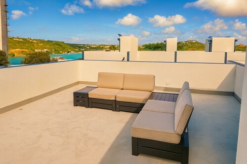 2-bedroom townhome in serene Sint Maarten with AC