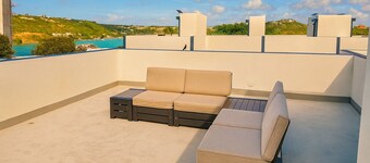 2-bedroom townhome in serene Sint Maarten with AC