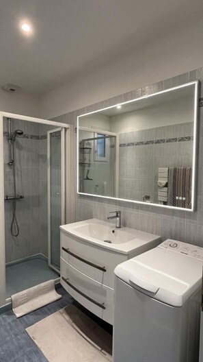 Shower, hair dryer, towels - La Gloriette d'ouastou (REGUSSE)