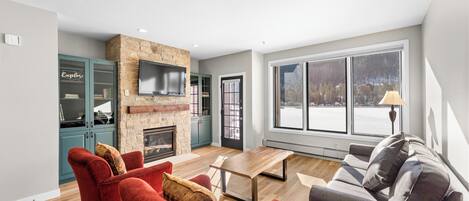 Condo (2 Bedrooms) | Front of property