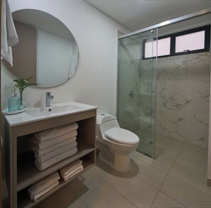 Apartamento conforto, vista para a cidade | Banheiro | Chuveiro, toalhas de banho, sabonete, shampoo