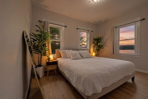 6 bedrooms, travel crib, free WiFi, bed sheets