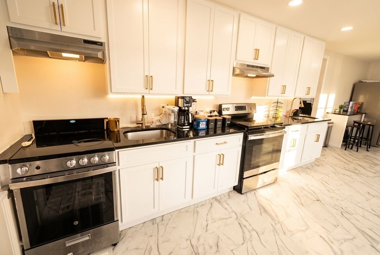 Een koelkast, een magnetron, een oven, een kookplaat