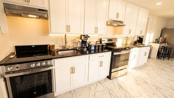 Een koelkast, een magnetron, een oven, een kookplaat