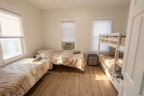Travel cot, free WiFi, bed sheets - Spacious Swan Lake Group Getaway | Sleeps 18 | Fireplace • Fire Pit • Lake Views (Swan Lake)