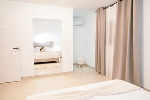 2 slaapkamers, een bureau, een strijkplank/strijkijzer, reisbedje