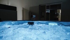 A hot tub with a glass enclosure, a bottle, and a glass. - IDEAL HOUSE TO DISCONNECT FROM THE ROUTINE.  SUN, SEA AND RELAXATION. (Las Playitas)