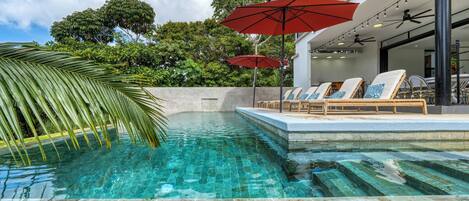 Una piscina al aire libre