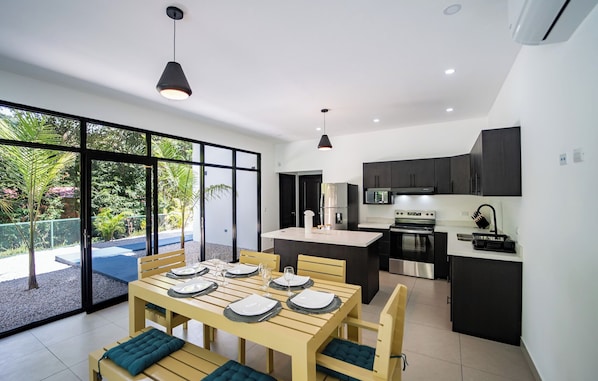 Private kitchen - Beautiful, New Modern Villa Close to the Beach (Puerto Carrillo)