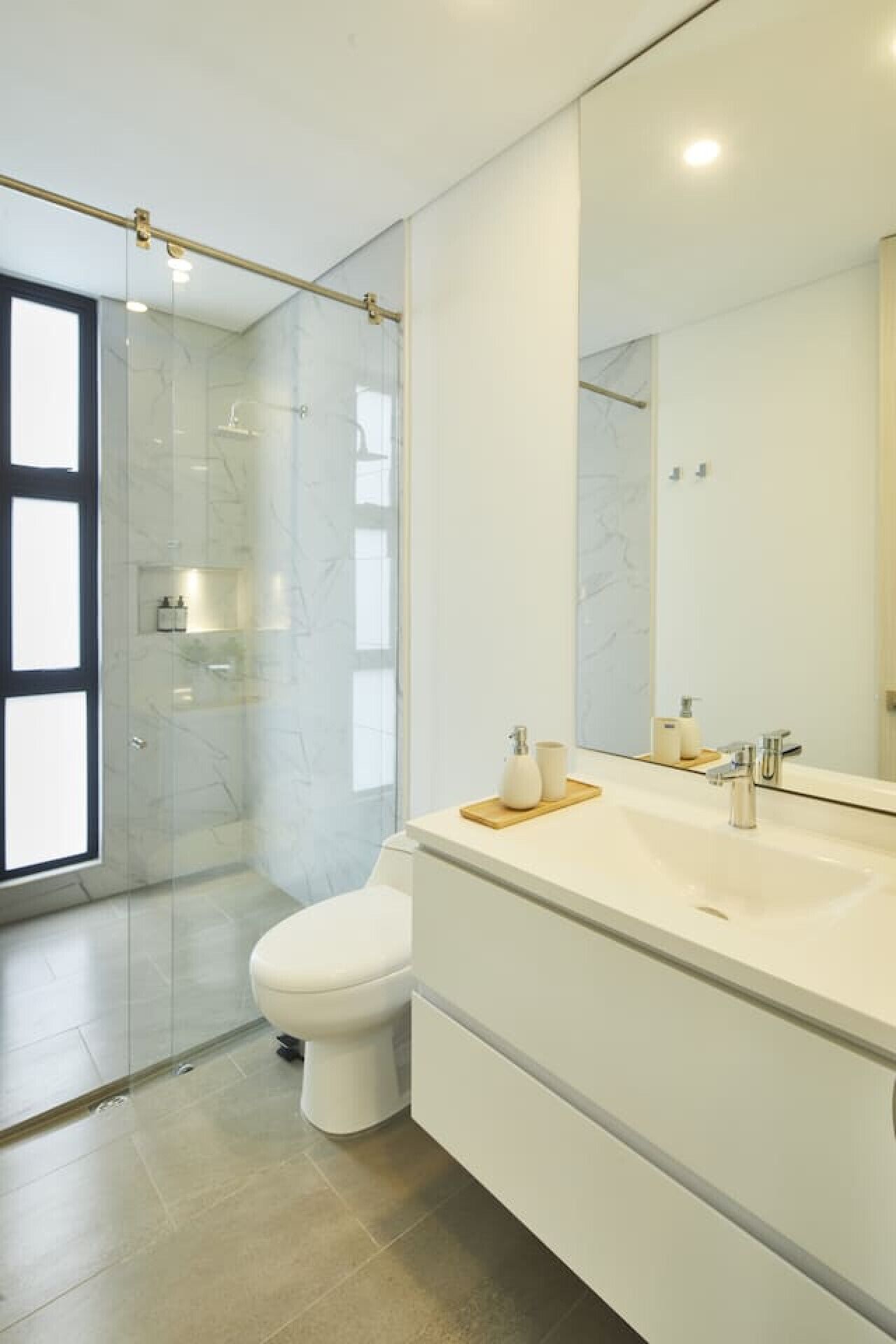 Appartamento Classic, vista parco | Bagno | Doccia, asciugamani, sapone, shampoo