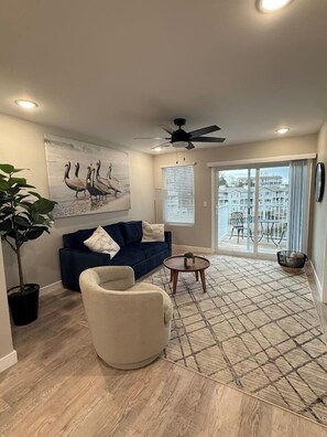 TV - Kapilana - Pelican Unit H- Lakefront w/Boat Rental (Osage Beach)