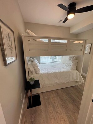 Travel crib, free WiFi, bed sheets - Kapilana- Boat Unit D- Lakefront! W/Boat rental (Osage Beach)