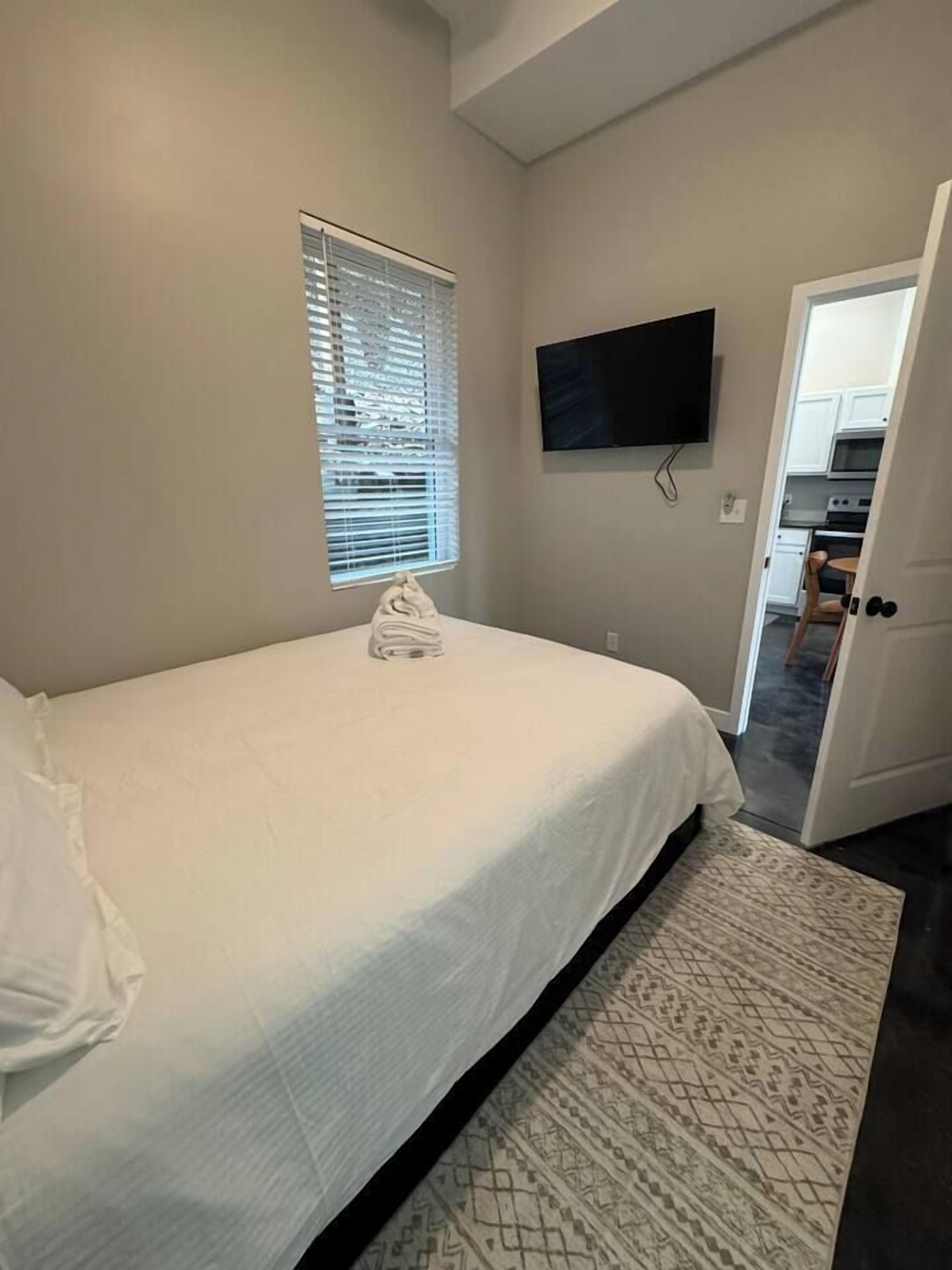 2 bedrooms, travel cot, free WiFi, bed sheets