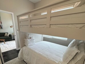 2 bedrooms, travel cot, free WiFi, bed sheets - Kapilana- Deer Unit B - Lakefront! - w/Boat rental (Osage Beach)