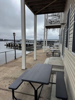 Outdoor dining - Kapilana- Fawn Unit C- Lakefront! - w/Boat rental (Osage Beach)