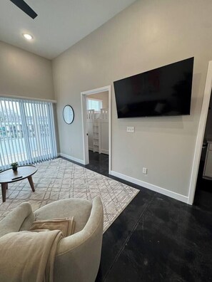 Interior - Kapilana- Fawn Unit C- Lakefront! - w/Boat rental (Osage Beach)