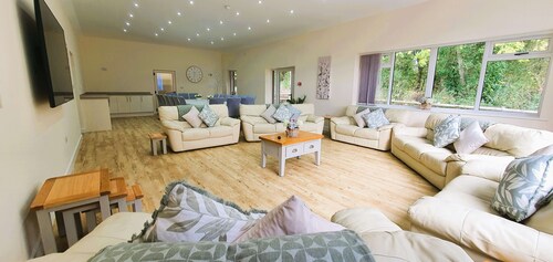 Woodside Retreat – Private Barn with ensuite bedrooms, 3 Hot Tubs, Sleeps 18